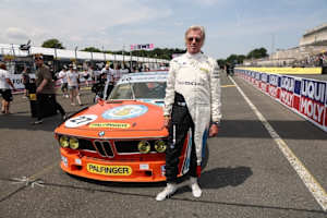 Poldi von Bayern neben seinen BMW 3.0 CSL