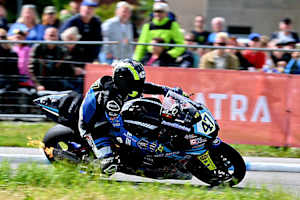 Der Sieg im zweiten Rennen der IRRC Supersport geht an Richard Cooper