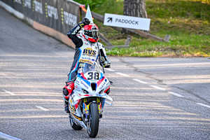 Der Finne Erno Kostamo triumphiert zur zwölften Mal bei seinem Heimrennen in Imatra