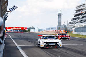Finn Wiebelhaus und Salman Owega feierten am Nürburgring den ersten Sieg des Ford Mustang GT3 in Europa und die Halbzeitmeisterschaft im ADAC GT Masters