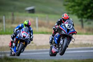 Julian Puffe (9) siegt bei der IRRC Superbike in Schleiz überlegen