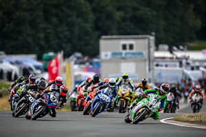 Julian Puffe (9) und Freddie Heinrich (91) nach dem Start der IRRC Superbike