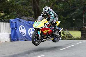 Elegant über die Ballaugh Bridge: Michael Dunlop auf der Honda 250