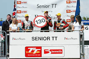 Ein Bild für die Ewigkeit: John McGuinness hat als erster Fahrer bei der TT einen Rundenschnitt von 130 Meilen/Stunde erzielt