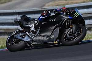 Yamaha-Testfahrer Augusto Fernandez auf der M1 mit V4-Antrieb