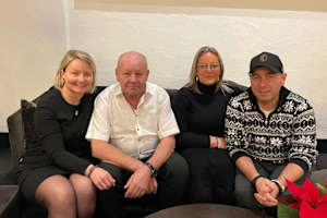 Walter Aust, Zweiter von links, mit seinen drei Kindern