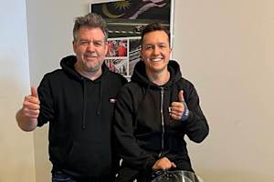 Denis Hertrampf (li.) mit Triumph-Neukunde Chris Beinlich