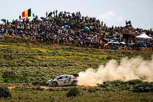 Charakteristisch für die Sardinien-Rallye - viele Staubfontänen, hier von Sebatien Ogier verursacht