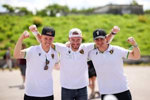 Mirko Bortolotti umringt von Luca Engstler und Jordan Pepper