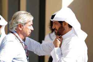 Carlos Sainz Sr. und FIA-Präsident Mohammed Ben Sulayem (r.) letztes Jahr in Abu Dhabi