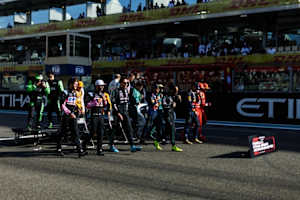 Abschlussfoto des Jahrgangs 2024: Fünf Rookies starten 2025, fünf Piloten mussten gehen. Kommen Sergio Pérez (mittig in Blau) oder Valtteri Bottas (in Hellgrün) zurück?