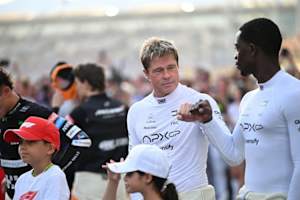 Brad Pitt und sein Schauspieler-Kollege Damson Idris bei den Dreharbeiten zum F1-Film