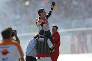 Valencia 2006. Nach einem dramatischen Finale gegen Valentino Rossi feierte ein überwältigter Nicky Hayden die Krone des Motorrad-Rennsports