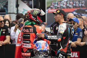 Sieger Nicolo Bulega und der besiegte Toprak Razgatlioglu