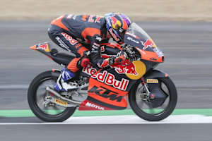 Moto3-Pilot Jacob Roulstone mit extremer Sitzposition auf der 250er-KTM