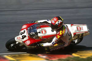 Von den Fans vergöttert: Kevin Schwantz, Startnummer 34 auf Suzuki RGV 500