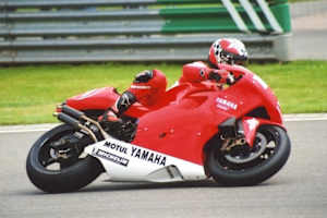 Carlos Checa mit der Yamaha YZR500 OWL6 beim Sachsenring-GP 2001