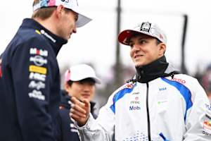 Isack Hadjar im Gespräch mit Max Verstappen