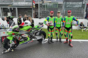 Die Kawasaki und das Fahrertrio von JOJ