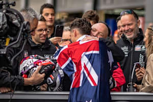Intact-GP-Teamchef Jürgen Lingg schnappt sich GP-Sieger Senna Agius