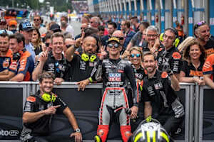 Gutes Ende für David Munoz und den einen Teil der Moto3-Intact-Mannschaft um Peter Öttl