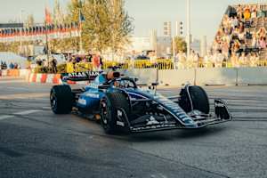 Demorunde und Donuts: Carlos Sainz im 2023er-Williams unterwegs in Madrid