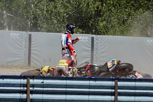 Jonas Kocourek mit gebrochenen Knochen