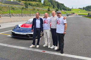 Walter Schöch, Robert Lechner, Franz Tost, Walter Lechner jun. (v.l.n.r.) vor dem speziellen Porsche 911 GT3 R rennsport