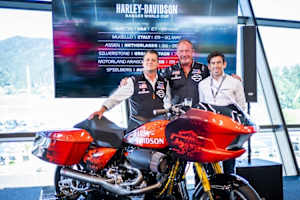 Jeff Schuessler und Kolja Rebstock von Harley mit Carlos Ezpeleta (v.l.)