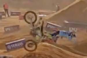 Colt Nichols flog im ersten Sonntagsfinale heftig ab