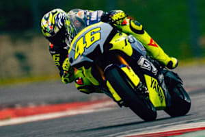 Valentino Rossi auf seiner Yamaha R1 im speziellen Design