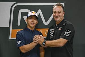 RW Racing-Manager Jarno Janssen begrüßt Ayumu Sasaki