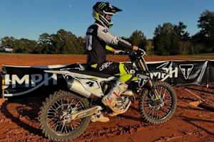 Tommy Searle mit der neuen Triumph TF 450 RC