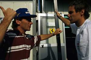 Gerhard Berger im Gespräch mit seinem Kumpel Ayrton Senna