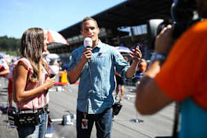 Alex Hofmann neben Moderatorin Andrea Schlager. Der Ex-Pilot sieht auch, dass der Transfermarkt schwieriger geworden ist