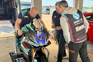 Tom Sykes bei der Sitzprobe auf der Aprilia RSV4