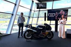 Gustl Auinger und Alina Marzi moderierten in Spielberg die Legendenparade an. Im Fokus, Bikes wie die YZR 500