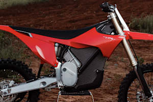 In der Supercross-WM werden Elektro-Crosser zugelassen
