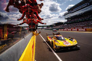 Großer Jubel: Der Ferrari 499P gewinnt Le Mans