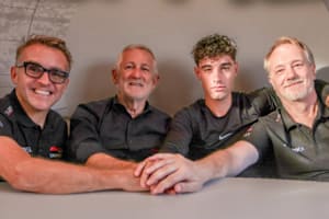 von links: Roberto Locatelli (Teammanager), Mariano Roman (Head of Racing), Tony Arbolino und Stefano Bedon (Project Manager Moto2)