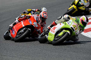 2010: Aleix Espargaro auf Pramac-Ducati vor Werksfahrer Nicky Hayden