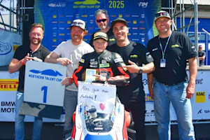 Robin Siegert (Mitte) mit Hafeneger, Nebel, Giuseppetti, Mechaniker Mike Lischka und Vater Steffen Sachse (v.li.)