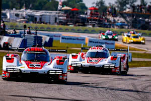 Die beiden Werks-Porsche 963 aus der IMSA