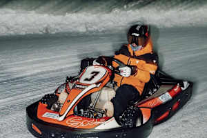 Dani Pedrosa in einem mit Spikes ausgerüsteten Kart