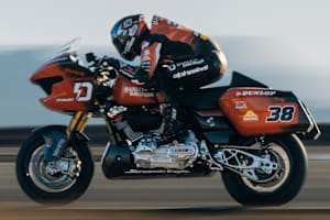 Der ehemalige MotoGP-Pilot Bradley Smith auf der Renn-Harley.