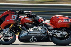 Ex-MotoGP-Pilot Bradley Smith hat Spaß mit seinem Bagger