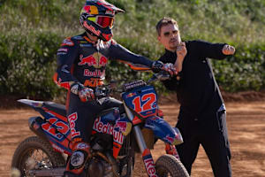 Auch Offroad: Performance Coach Lorenzo gibt Vinales gezielte Anweisungen