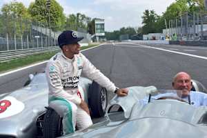 Spass in Monza: Lewis Hamilton und Sir Stirling Moss sind begeistert vom W196 R