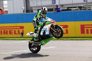 Leon Haslam gewann beide BSB-Läufe in Donington Park