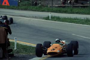 Bruce McLaren, verfolgt von Pedro Rodriguez